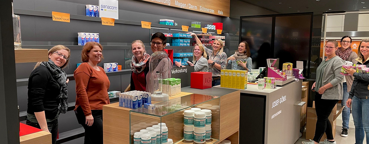 Motiviert und gut gelaunt erprobten die Teilnehmerinnen ihre soeben erworbenen Theorie-Kenntnisse. Foto: Daniela Gruber. Kursteilnehmer/innen in der Schauapotheke