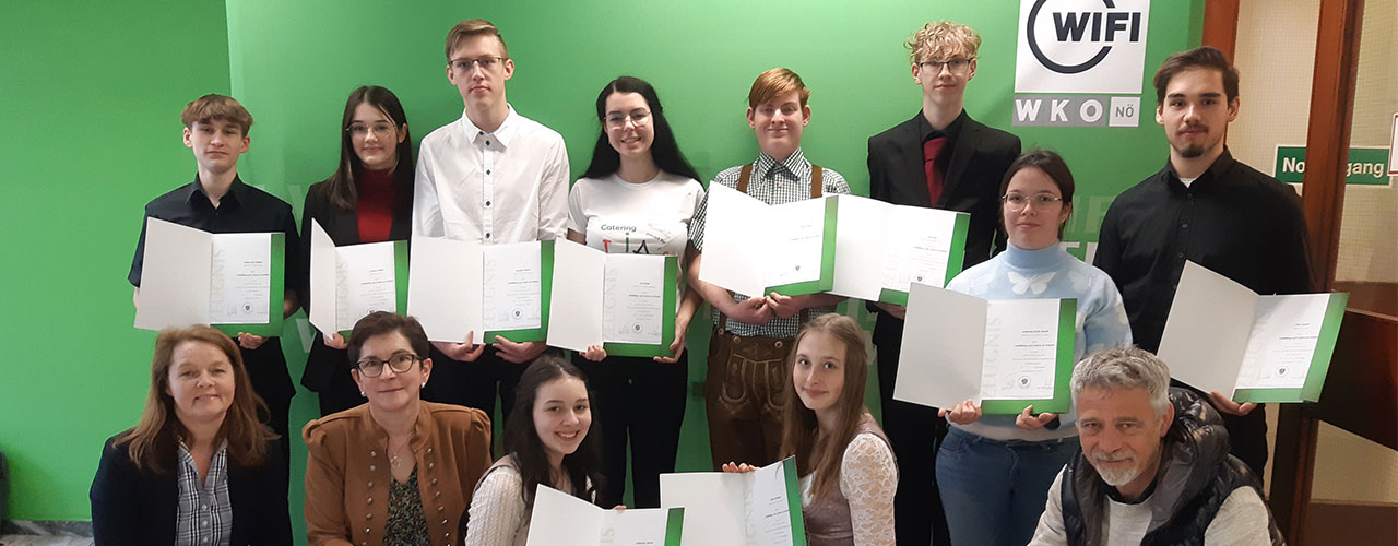 Die stolzen Absolventen:innen mit WIFI-Trainer-Team. Foto: WIFI NÖ. /images/Content-Bilder_Full-Width/Caterer_Full_width.jpg