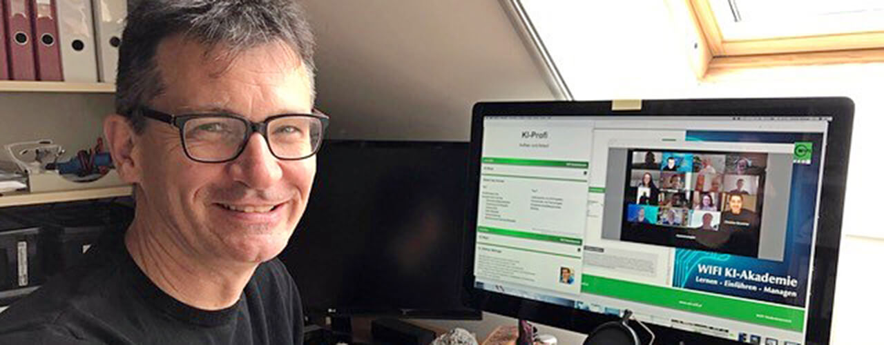 Lehrgangsleiter Dietmar Millinger beim online „Pitching Day“ mit seinen Absolventinnen und Absolventen. Lehrgangsleiter Dietmar Millinger beim online „Pitching Day“ mit seinen Absolventinnen und Absolventen.
