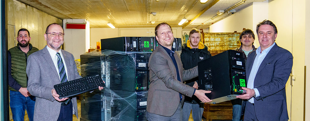 Vorne v.l. WIFI NÖ-Kurator Gottfried Wieland, GESA-Geschäftsführer Matthias Zuser und WKNÖ-Präsident Wolfgang Ecker übergaben Geräte an Mitarbeiter der GESA (im Hintergrund). Foto: Josef Bollwein /images/Content-Bilder_Full-Width/Gesa_Full-Width.jpg