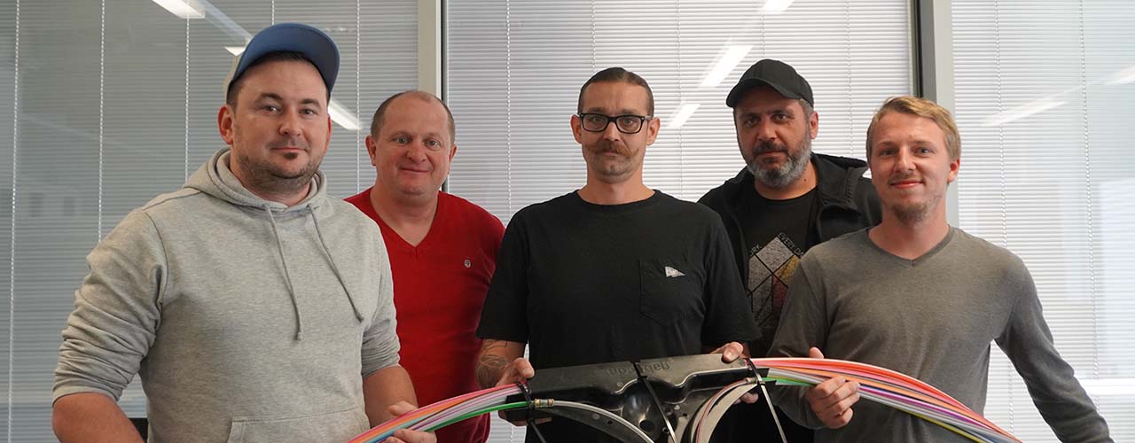 WIFI-Trainer Daniel Sponsky (Mitte) freut sich mit den Absolventen des Basismoduls auf ein Wiedersehen in Oberösterreich. Foto: WIFI NÖ WIFI-Trainer Daniel Sponsky (Mitte) freut sich mit den Absolventen des Basismoduls auf ein Wiedersehen in Oberösterreich. Foto: WIFI NÖ