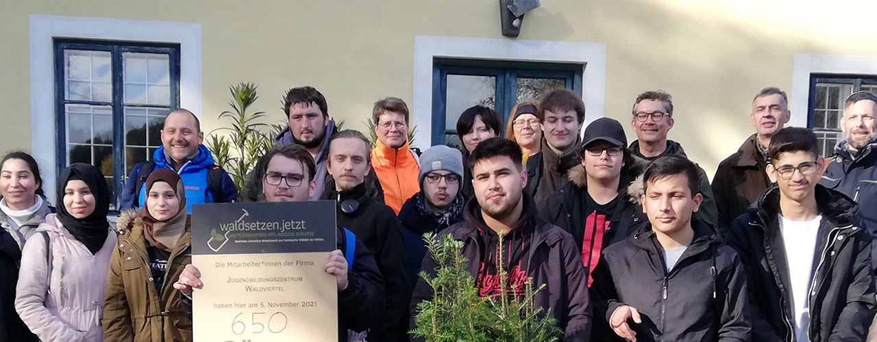 Die Teilnehmer präsentierten stolz ihre Urkunde über 650 gepflanzte Jung-Bäume. Foto: WIFI NÖ Die Teilnehmer präsentierten stolz ihre Urkunde über 650 gepflanzte Jung-Bäume. Foto: WIFI NÖ