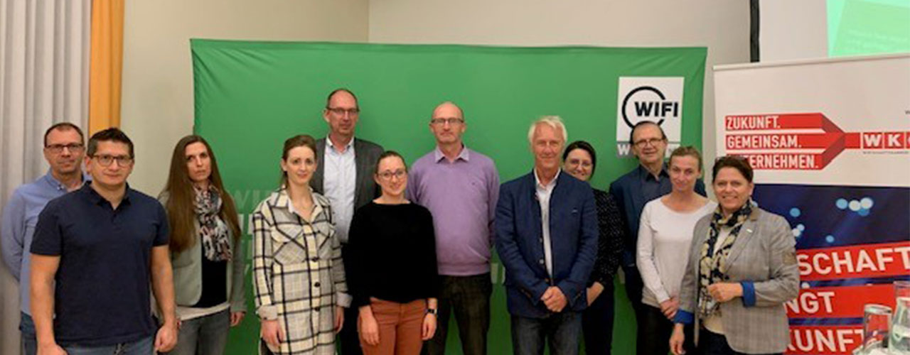 Vortragender Dr. Wolfgang Jäger mit seinem Publikum. Foto: WIFI NÖ /images/Content-Bilder_Full-Width/Jaeger_Fullwidth.jpg