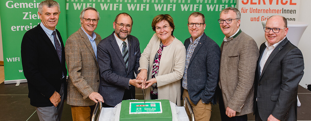 v.l.n.r.: WKNÖ-Bezirkstellenobmann Ing. Peter Weissenböck, WIFI-Institutsleiter Mag. Andreas Hartl, WIFI-Kurator KommR Gottfried Wieland, Bgm. Helga Rosenmayer, DI Stefan Graf (Leyrer + Graf), Dr. Ernst Wurz (Pollmann International), WIFI-Regionalmanager Leopold Streicher. Foto: Benjamin Wald. 25 Jahre WIFI / Bezirksstelle Gmünd, Jubiläum