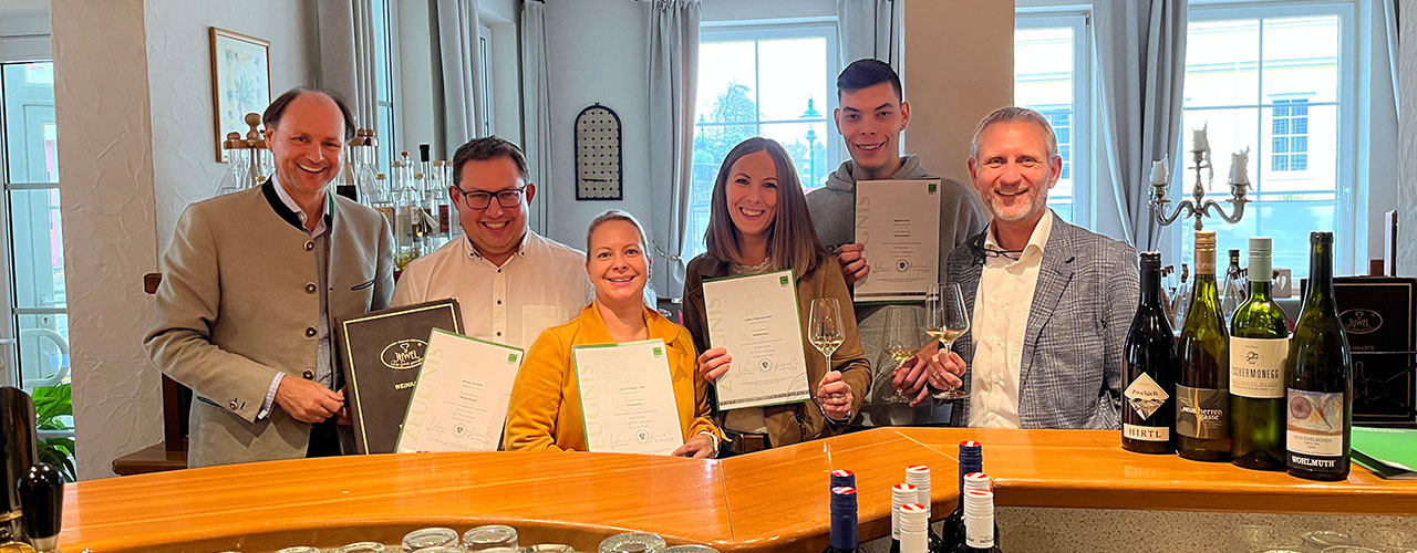 Gelungener Abschluss des FIT: (vlnr) Martin Nowak (FIT-Projektleiter des WIFI), Ehepaar Harreiter, Weinfachfrau Andrea Schneckenreither, Weinfachmann Raphael Glaser und Diplom-Sommelier Harry Wurm (WIFI-Lehrgangsleiter); Foto: Karin Harreither /images/Content-Bilder_Full-Width/Juwel_full_width.jpg