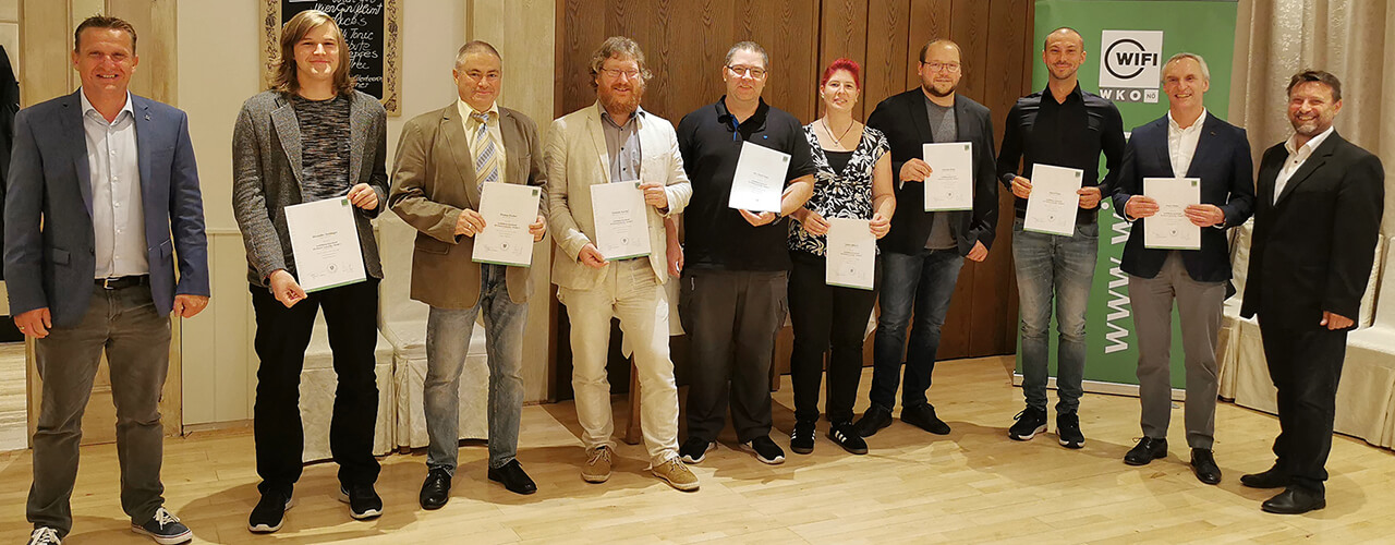 V.l.: Prüfer Michael Zischkyn, Alexander Steininger, Thomas Fischer, Dominik Navrkal, Daniel Rupp, Sabine Ribisch, Dominik Wally, Marcel Haas, Franz Hofer und WIFI-Lehrgangsleiter Franz Langwieser. Foto: WIFI NÖ V.l.: Prüfer Michael Zischkyn, Alexander Steininger, Thomas Fischer, Dominik Navrkal, Daniel Rupp, Sabine Ribisch, Dominik Wally, Marcel Haas, Franz Hofer und WIFI-Lehrgangsleiter Franz Langwieser. Foto: WIFI NÖ