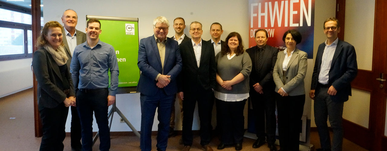 Die stolzen Absolvent:innen mit Prüfungskommission. Foto: WIFI NÖ /images/Content-Bilder_Full-Width/Master_full_gruppe.jpg