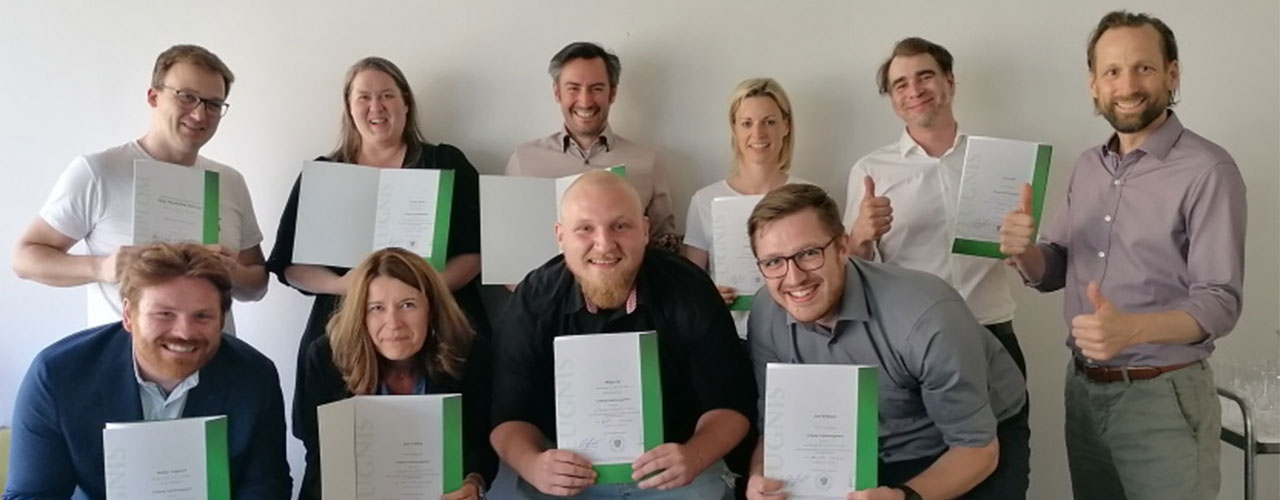 Die Absolventinnen und Absolventen des diesjährigen Diplom-Lehrgang Projektmanagement mit Trainer Stradal. Foto: WIFI NÖ /images/Content-Bilder_Full-Width/ProjMgmt_fullwidth.jpg