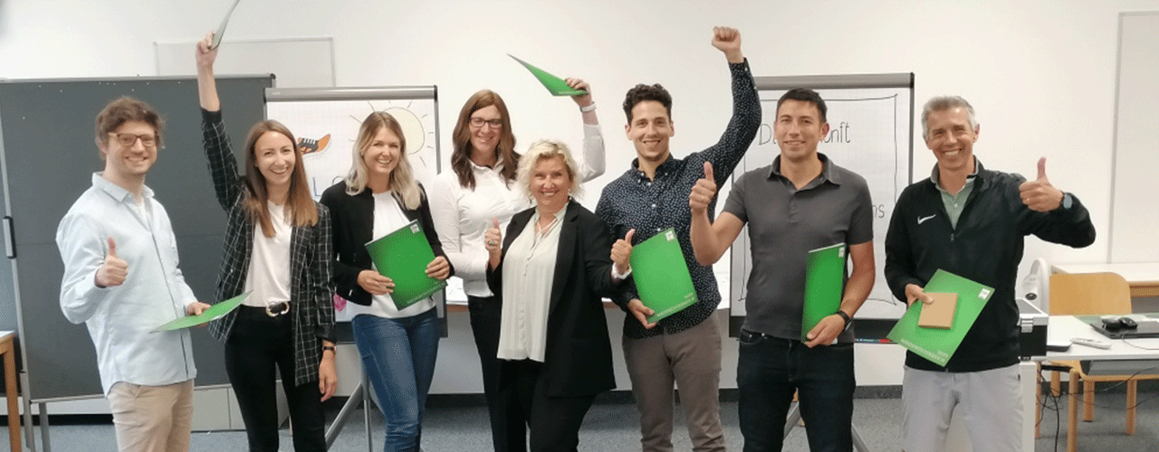Stolz präsentierten die Absolvent:innen der Rhetorik-Akademie ihre Abschluss-Diplome. Foto: WIFI NÖ. /images/Content-Bilder_Full-Width/RhetorikAkademie_full.gif