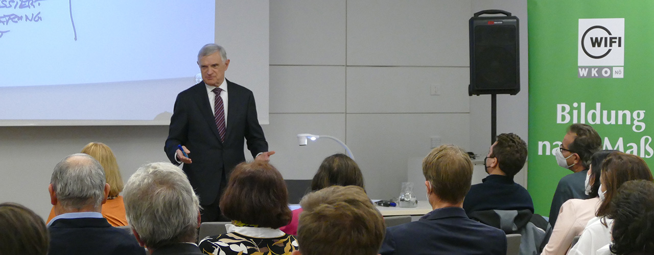 Thomas Schäfer-Elmayer begeisterte sein interessiertes Publikum; Foto: Monika Uhl Schäfer-Elmayer bei seinem Vortrag