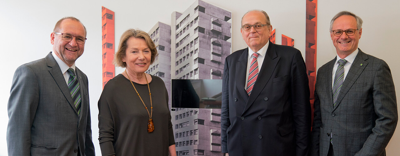 v.l.n.r.: WIFI-Kurator Gottfried Wieland, WKNÖ-Präsidentin Sonja Zwazl, Architekt Martin Schwanzer, WIFI-Institutsleiter Andreas Hartl. Foto: Josef Bollwein Eröffnung Schwanzer Ausstellung