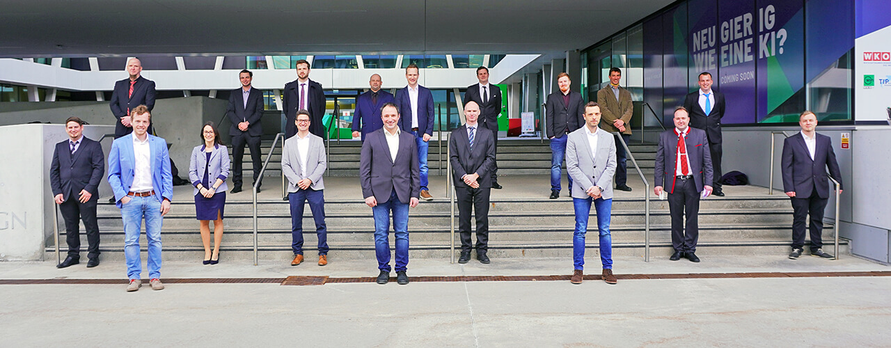 1. Reihe von links: Manuel Grill, Werkstättenleiter Christoph Brandauer, Corina Tasch, Christian Pollross, Werkstättenleiter Roman Burgstaller, Martin Lehr, Produktmanager MMag. Michael Zobl, Helmut Hochgatterer und Manuel Haydn. 2. Reihe von links: Stefan Kratochvil, Markus Nittmann, Ulrich Hauke, Laszlo Czinege, Florian Fuchs, Patrick Eigenbauer, Lukas Sticha, Richard Kopecky und Philipp Wiesbauer. Foto: WIFI NÖ 1. Reihe von links: Manuel Grill, Werkstättenleiter Christoph Brandauer, Corina Tasch, Christian Pollross, Werkstättenleiter Roman Burgstaller, Martin Lehr, Produktmanager MMag. Michael Zobl, Helmut Hochgatterer und Manuel Haydn. 2. Reihe von links: Stefan Kratochvil, Markus Nittmann, Ulrich Hauke, Laszlo Czinege, Florian Fuchs, Patrick Eigenbauer, Lukas Sticha, Richard Kopecky und Philipp Wiesbauer. Foto: WIFI NÖ