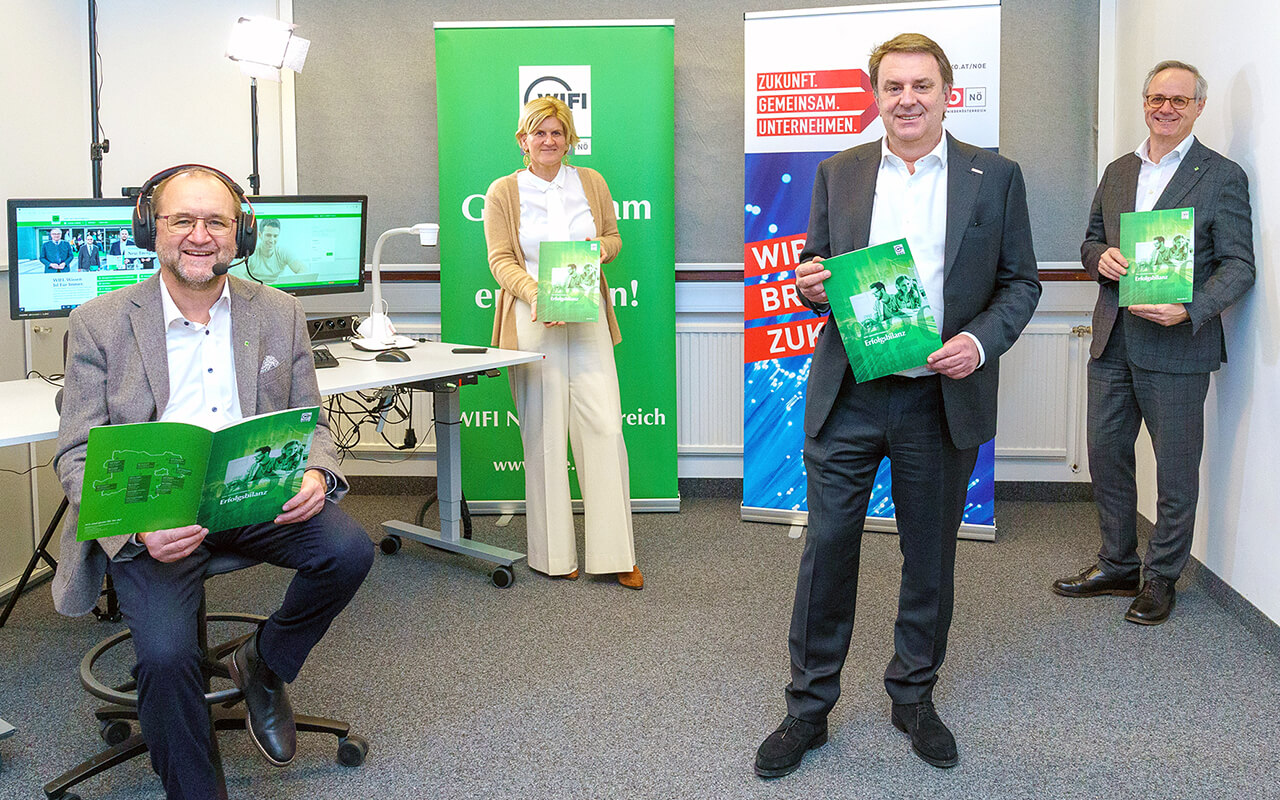 V.l.: WIFI NÖ-Kurator Gottfried Wieland, WKNÖ-Direktor-Stv. Alexandra Höfer, WKNÖ-Präsident Wolfgang Ecker und WIFI NÖ-Institutsleiter Andreas Hartl mit der frisch gedruckten WIFI Erfolgsbilanz 2020. Foto: Josef Bollwein Präsentation WIFI Erfolgsbilanz 2020