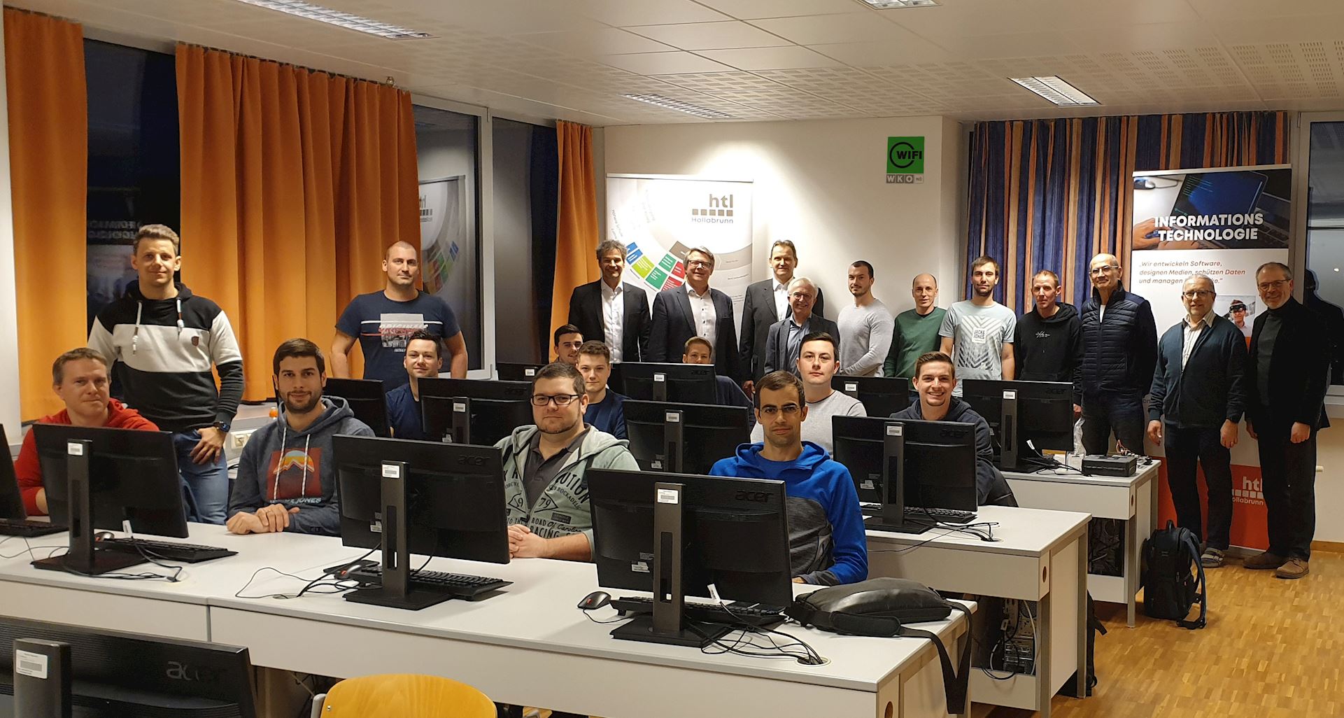 Letzte Reihe vlnr: Peter Krippl, Schulleiter Werkmeisterschule WIFI NÖ, Wolfgang Bodei, Direktor HTL Hollabrunn, Wilfried Trollmann, Abteilungsvorstand Fachrichtung IT HTL Hollabrunn, Herbert Steinhauser, EVN NÖ. Foto: HTL Hollabrunn
