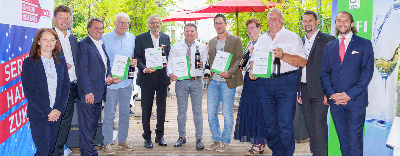 V.l.: Heidi Kühmayer (WIFI NÖ-Produktmanagerin Weiterbildung Dienstleistung, Organisatorin), Johannes Zederbauer (WIFI NÖ-Institutsleitung-Stv.), Wolfgang Ecker (WKNÖ-Präsident), Martin Faber (Weingut Faber-Köchl), Leo Anderl (Weingut Kollerhof), Robert Keringer (Weingut Keringer), Stefan Hagmann (Weingut Fam. Stefan Hagmann), Veronika und Johann Urban (Weingut Urban), Hannes Schachenhuber (Obmann NÖ Weinhandel), Jürgen Witschko (Präsident des NÖ-Sommeliervereins) Fotocredit: Josef Bollwein /images/Content-Bilder_Full-Width/WWA_Sieger_full.gif