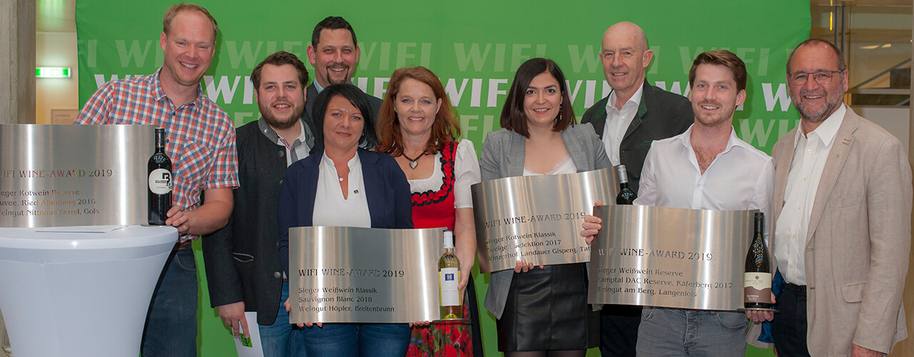 Foto (v.l.n.r.): Bernd Nittnaus (Sieger Rotwein Reserve), Gabriel Christandl (Präsident NÖ Sommelierverein), Johannes Schachenhuber (Landesgremium Weinhandel), Kerstin Raschl, Weingut Höpler (Sieger Weißwein Klassik), Mag. Heidi Kühmayer (WIFI-Produktmanagerin), Katja Landauer (Sieger Rotwein Klassik), Franz Ehrenleitner (Obmann Landesgremium Weinhandel WKNÖ), Ludwig Gruber, Weingut am Berg (Sieger Weißwein Reserve), Gottfried Wieland (WIFI-Kurator). Foto: Herfert Preisträger Weinfrühling 2019