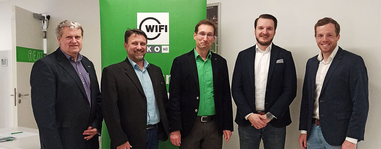 (v.li.n.re.) Gerhard Gschwandtner (WKNÖ-TIP), Lehrgangsleiter Franz Langwieser (WIFI NÖ), Helmut Nöhmayer (Profactor GmbH), Dario Stojicic (ABB), Werkstättenleiter Christoph Brandauer (WIFI NÖ). Foto: WIFI NÖ /images/Content-Bilder_Full-Width/technologiegespraech-menschroboterinteraktion-1.jpg