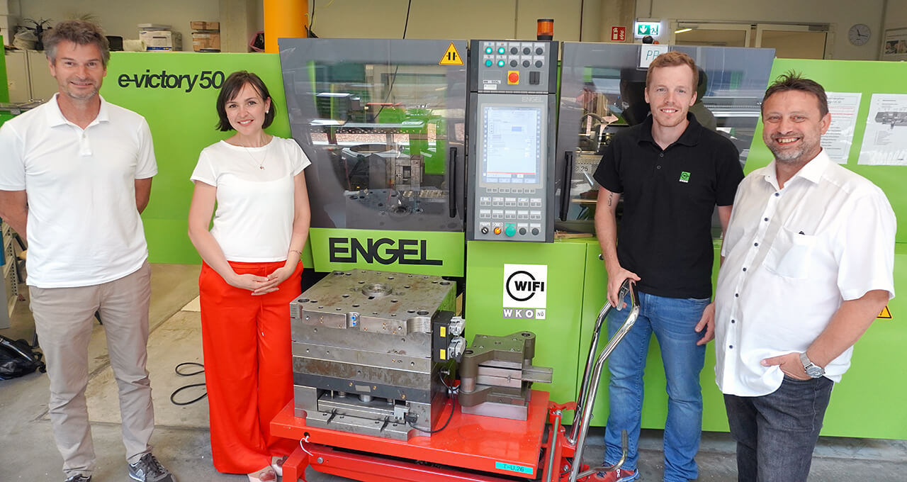 V.l.: Ing. Peter Krippl (Produktmanager WIFI NÖ), Mag. Karin Schneck, Bakk. Phil (Communication Manager Kraus & Naimer), Christoph Brandauer (WIFI-Werkstättenleiter Metalltechnik, Schmiedetechnik und Kunststofftechnik) sowie Ing. Franz Langwieser (WIFI-Trainer). Foto: WIFI NÖ V.l.: Ing. Peter Krippl (Produktmanager WIFI NÖ), Mag. Karin Schneck, Bakk. Phil (Communication Manager Kraus & Naimer), Christoph Brandauer (WIFI-Werkstättenleiter Metalltechnik, Schmiedetechnik und Kunststofftechnik) sowie Ing. Franz Langwieser (WIFI-Trainer). Foto: WIFI NÖ