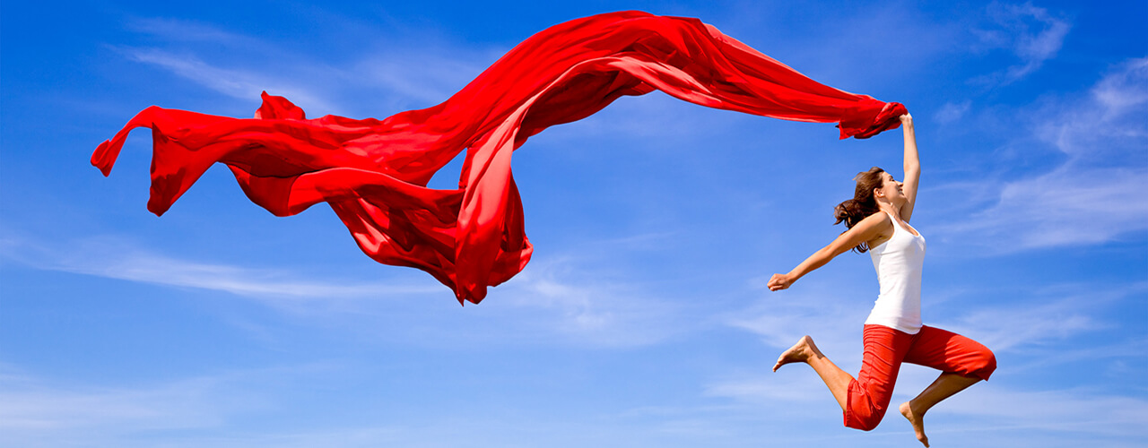 Sommerpgrogramm 2017 springende Frau mit rotem Tuch