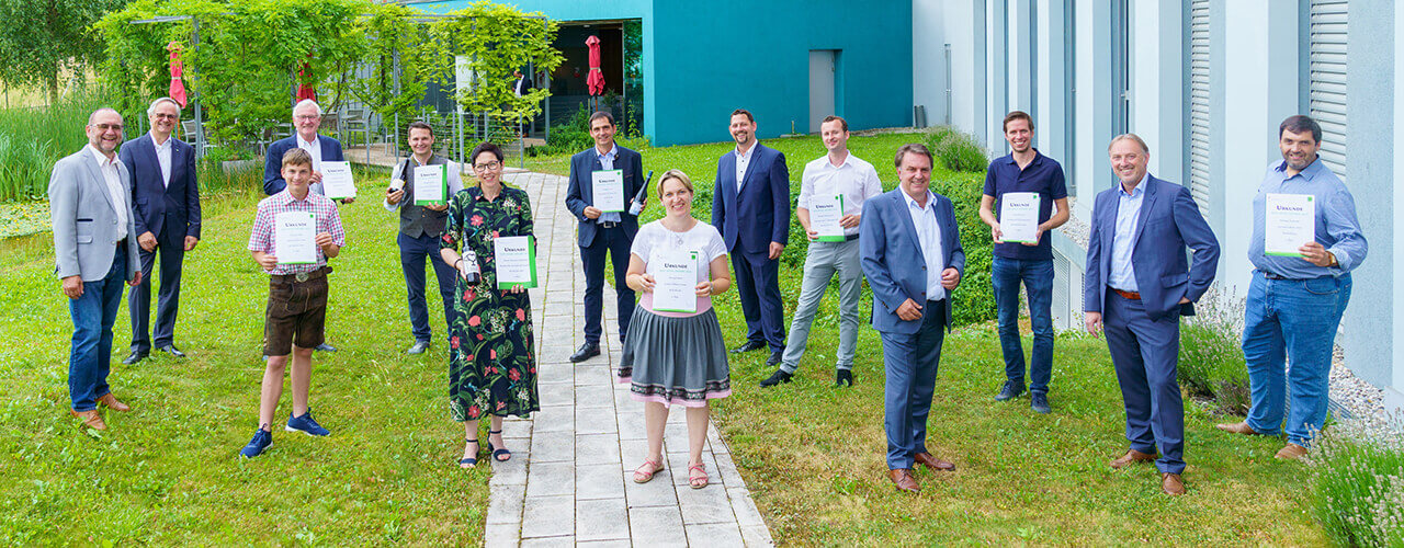 V.l.: WIFI NÖ-Kurator KommR Gottfried Wieland, WIFI NÖ-Institutsleiter Mag. Andreas Hartl, Karl Steininger (hinten – 2. Platz Weiß Reserve), Christian Hirtl (vorne – 2. Platz Rot Reserve), Florian Alphart (1. Platz Weiß Reserve), Sabine Schandl von Winzer Domaine Pöttelsdorf (3. Platz Rot Klassik), Harald Ernst (2. Platz Weiß Klassik), Andrea Hirtl (3. Platz Weiß Klassik), Obmann des Landesgremiums Wein-handel Ing. Johannes Schachenhuber, Meinrad Markowitsch (2. Platz Rot Klassik), WKNÖ-Präsident KommR Wolfgang Ecker, Michael Sax (3. Platz Weiß Reserve), Martin Widemann, WIFI-Lehrgangsleiter und Präsident-Stv. NÖ Sommelierverein sowie Rudolf Hofmann (1. Platz Weiß Klassik). Foto: Josef Bollwein