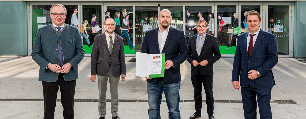 Manuel Prokesch (Mitte) freute sich über sein Zertifikat. Es gratulierten (v.l.) LH-Stv. Stephan Pernkopf, WIFI NÖ-Kurator Gottfried Wieland, eNu-Geschäftsführer Herbert Greisinger und WKNÖ-Präsident Wolfgang Ecker. Foto: David Schreiber Zertifikat, Umweltberater, Energieberatung