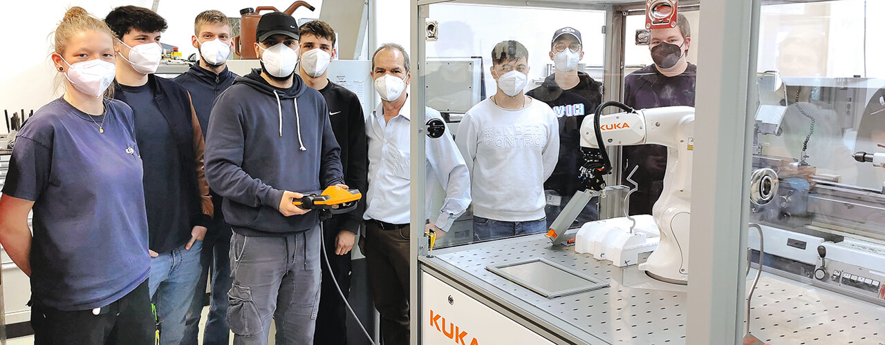 Werner Pürstinger (6.v.l.), Ausbildungsleiter bei Knorr-Bremse, mit den Lehrlingen bei der KUKA-Roboterschulung. Foto: Franz Langwieser