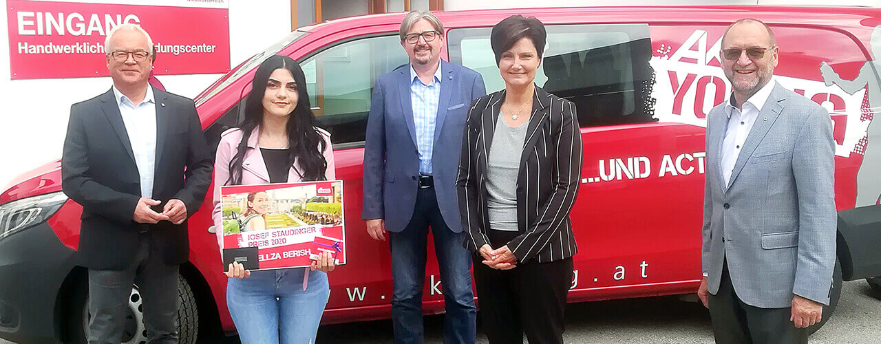 Gratulierten dem WIFI Lehrling Djellza Berishaj zur Auszeichnung – v.l.: Robert Pfeffer, Wolfgang Haider (beide WIFI), Renate Köck (Leiterin der Friseur-Werkstätte im WIFI) und WIFI-Kurator Gottfried Wieland. Foto: zVg Auszeichnung, WIFI-Lehrling, Josef Staudinger-Preis