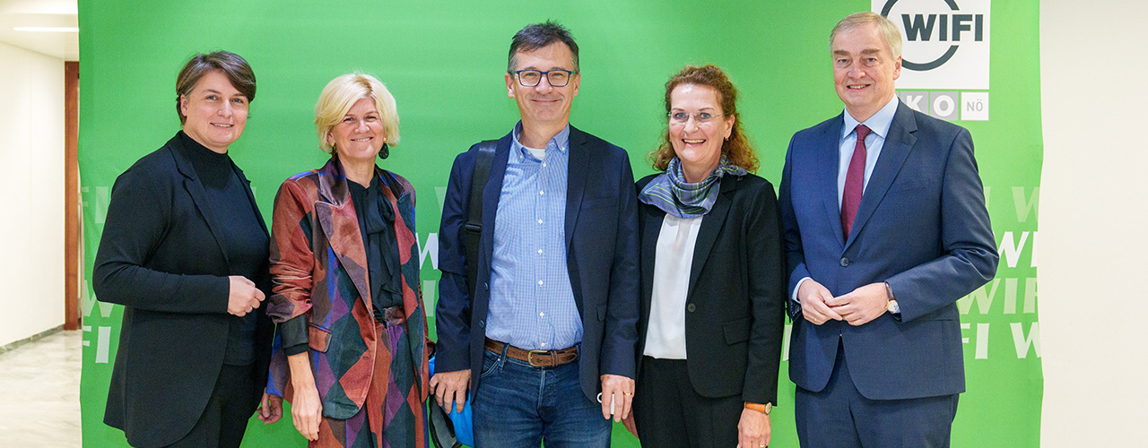 v.l. WIFI NÖ Institutsleiterin Michaela Vorlaufer, WKNÖ-Direktor-Stv. Alexandra Höfer, IT-Experte Dietmar Millinger, WIFI NÖ Produktmanagerin Ulrike Weber sowie WKNÖ-Vizepräsident und WIFI NÖ Institutsvorstandsvorsitzender Christian Moser beim Ausbilderkongress im WIFI St. Pölten. (Foto: Josef Bollwein) /images/news/BEITRAG_Ausbilderkongress24_c_Bollwein.jpg