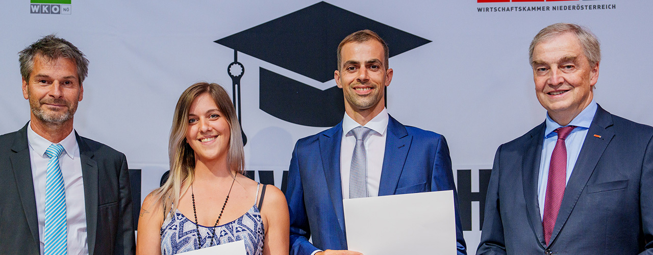 V.l. Peter Krippl (WIFI NÖ, Schulleiter Werkmeisterschule), Kathrin Kaiser (Firma Gabriel-Chemie GmbH, Absolventin der Fachrichtung Kunststofftechnik), Sascha Seifert (Netz NÖ, Absolvent der Fachrichtungen Elektrotechnik und Informationstechnologie) und Christian Moser (WKNÖ-Vizepräsident und WIFI NÖ-Institutsvorstandsvorsitzender) bei der Diplomverleihung in St. Pölten. Fotocredit: Josef Bollwein /images/news/Beitrag_WMS-Dipl_24.jpg