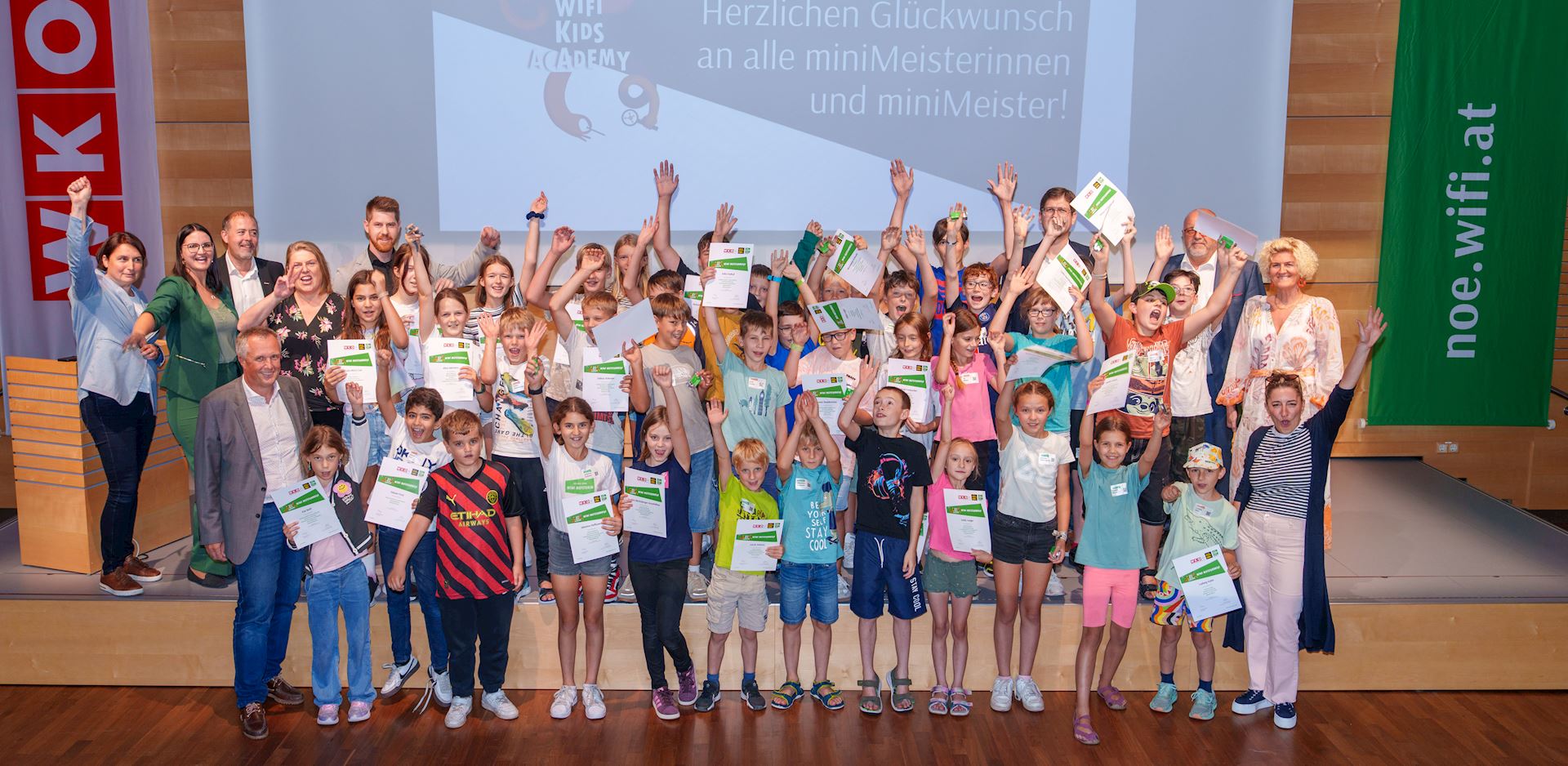 Foto: Josef Bollwein Glückliche Kinder bei der Diplomverleihung der KidsAcademy in St. Pölten