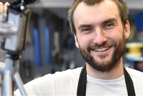 Reparieren und Einspeichen von Fahrrad-  und Motorradfelgen