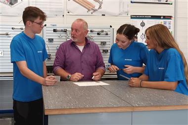 Zu Blogartikel '30 Jahre. Viele Wege. Ein Mentor.' wechseln